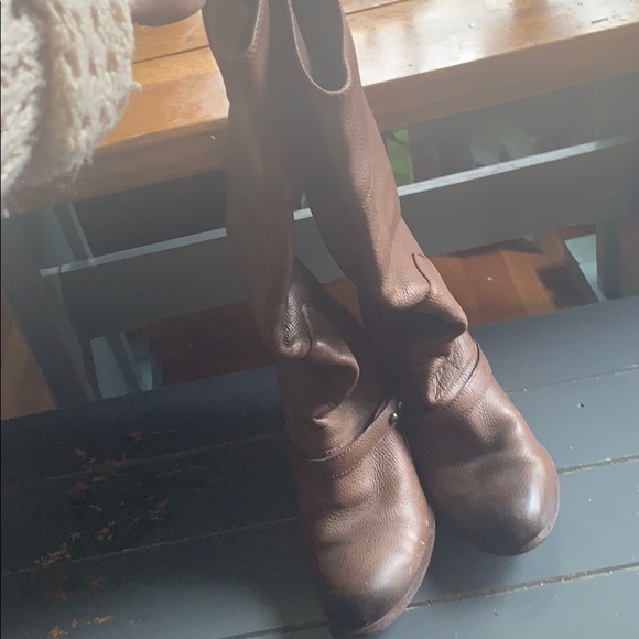 Brown high heeled boots - Picture 2 of 3